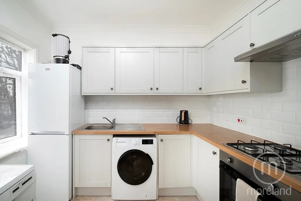 3 bed flat for sale — photo 3