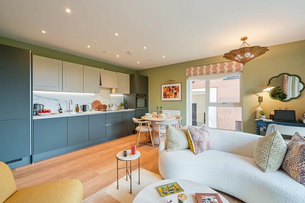 3 bed flat for sale — photo 2